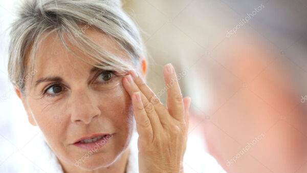 depositphotos_35321857-stock-photo-woman-applying-anti-wrinkles-cream.jpg